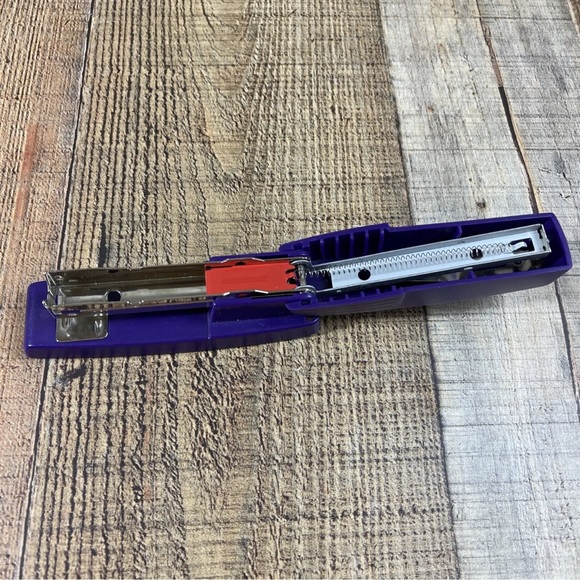 SWINGLINE | Small Purple/Blue Desk Stapler - Picture 3 of 8